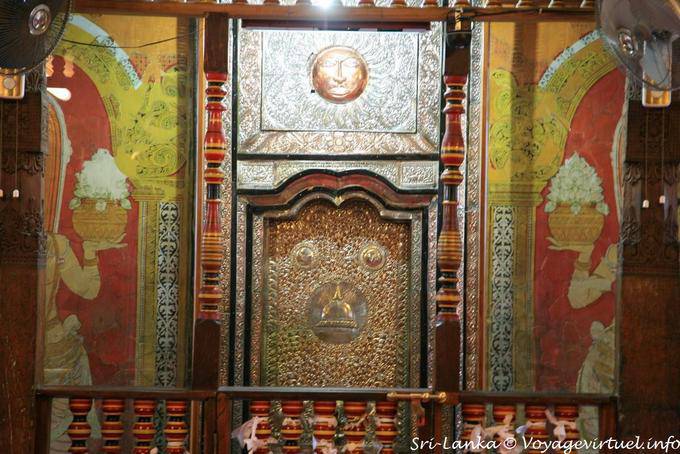 Puerta de la reliquia del diente o Vadahitina Maligawa, Kandy - Ceilan Sri Lanka