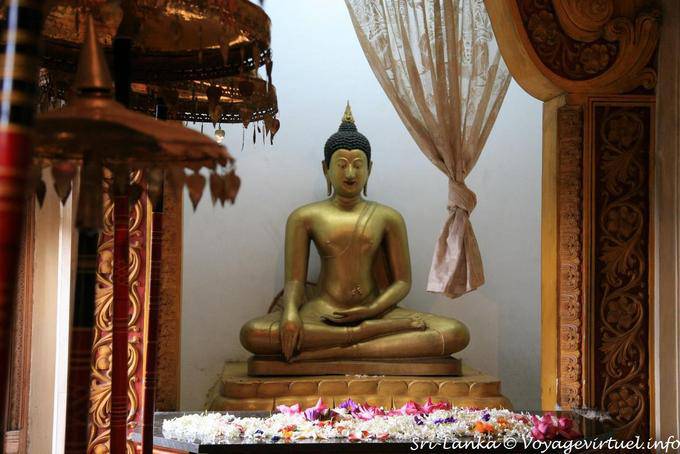 Pequeño altar en el santuario, Dalada Maligawa, Kandy - Ceilan Sri Lanka