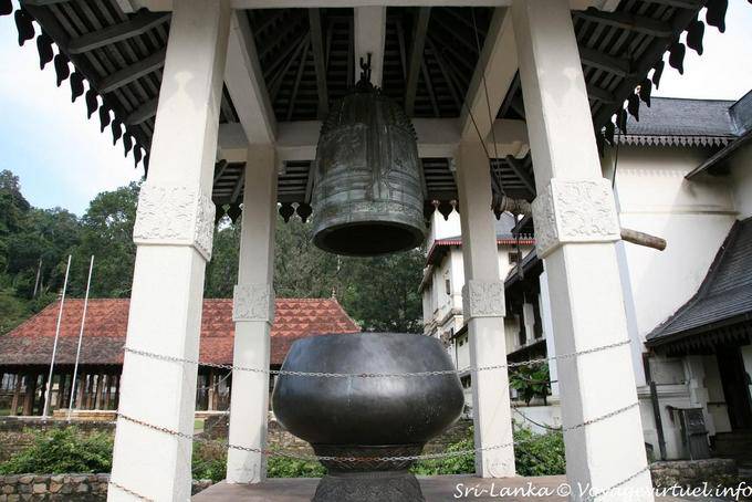 Bronce Bell, junto a la sala de audiencias, Dalada Maligawa, Kandy - Ceilan Sri Lanka
