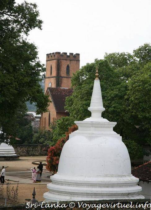 Dagoba en un edificio de estilo británico, Kandy - Ceilan Sri Lanka