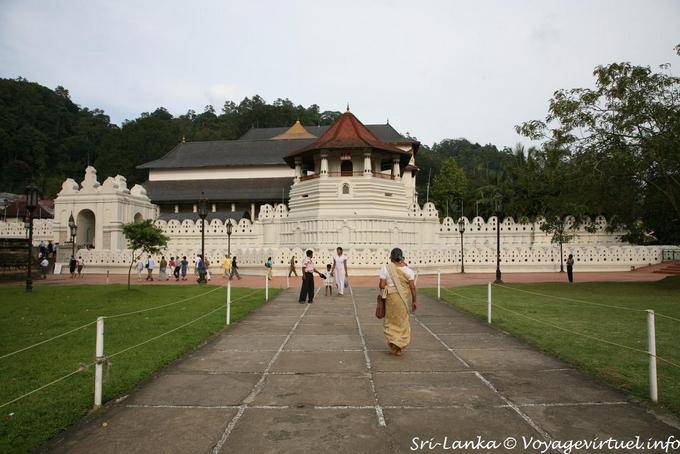 Sri Dalada Maligawa vista desde el jardín, Kandy - Ceilan Sri Lanka