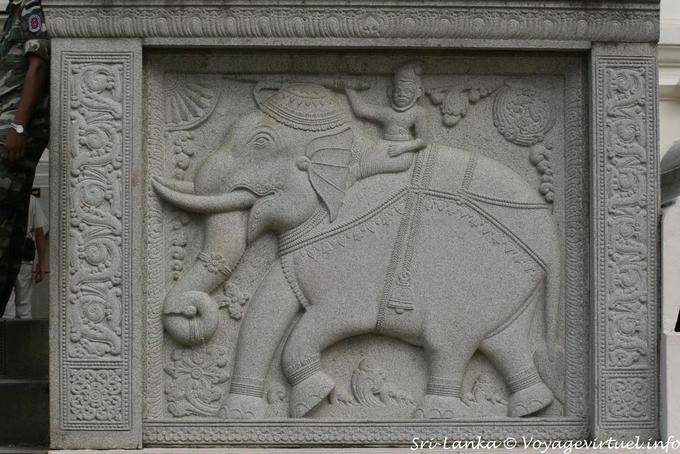 Mahout Enano elefante, bajorrelieve, Dalada Maligawa, Kandy - Ceilan Sri Lanka