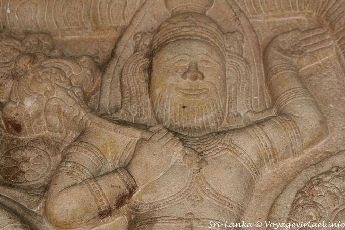 Centrarse en un alivio de risa y baile, Templo del diente, Kandy - Ceilan Sri Lanka