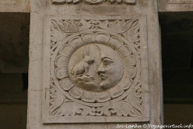 Diseñado por Sakra Conejo en la Luna, bajo relieve, Templo del diente, Kandy - Ceilan Sri Lanka