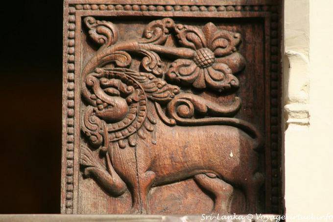 León en la flor tallada en una puerta, Dalada Maligawa, Kandy - Ceilan Sri Lanka