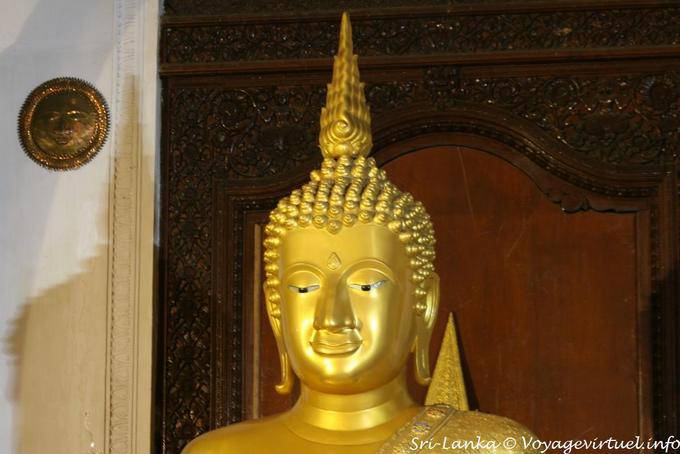 Retrato de Buda de oro, Palacio de la reliquia del diente, Kandy - Ceilan Sri Lanka