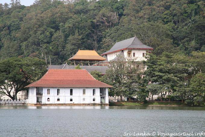 Bañarse Pabellón de la Reina de Oro Canopy y Nueva Dalada templo, Kandy - Ceilan Sri Lanka