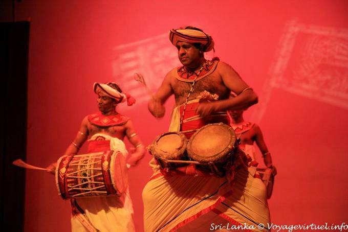 Músico tocando el Thammátama, por lo bongo, Kandy - Ceilan Sri Lanka