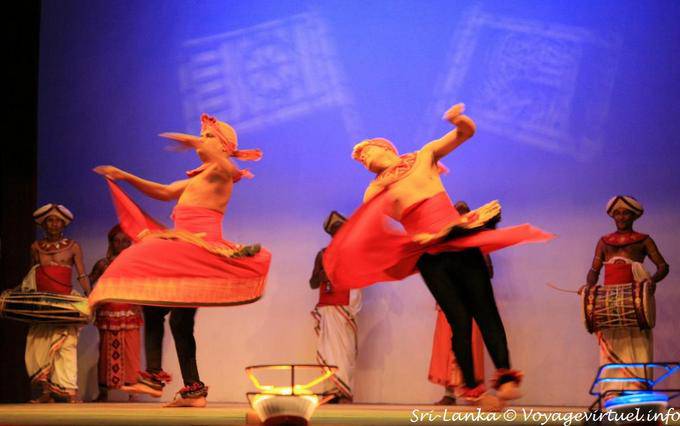 Piruetas durante una Kandyan Dance Performance, Kandy - Ceilan Sri Lanka