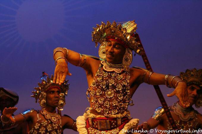 Bailarines Bijours, danza tradicional, Kandy - Ceilan Sri Lanka