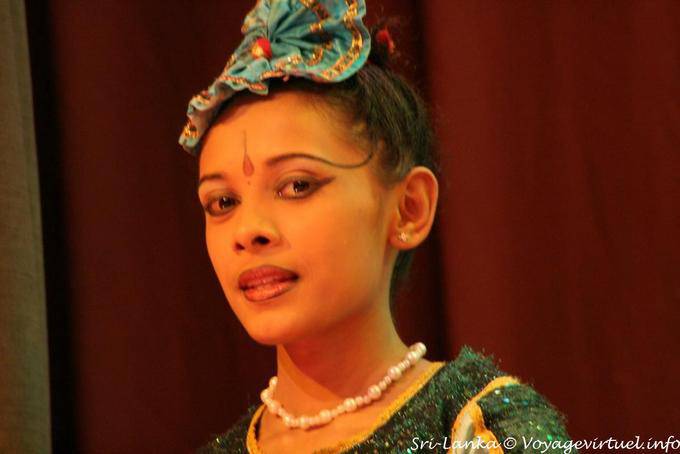 Cara de la belleza de una bailarina de Sri Lanka, Kandy - Ceilan Sri Lanka