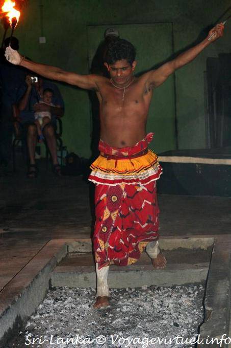 Entrada en las cenizas calientes de campo, entretenimiento, Kandy - Ceilan Sri Lanka
