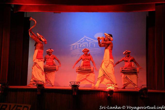 Banda de músicos con caracolas y sringa Gata Bera Kandy - Ceilan Sri Lanka