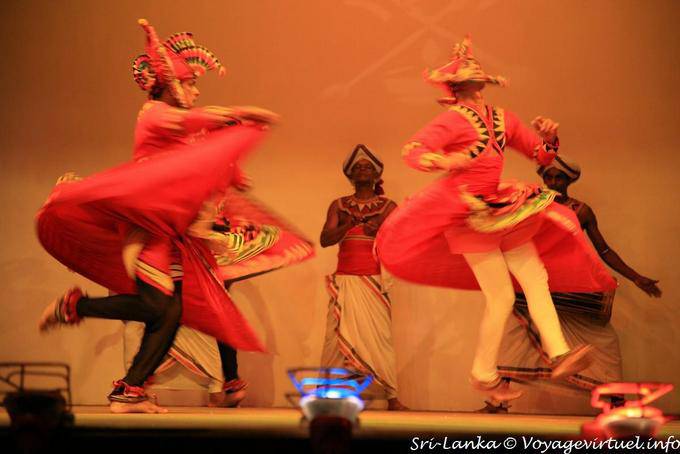 Trajes rojos de baile casi acrobático, Kandy - Ceilan Sri Lanka