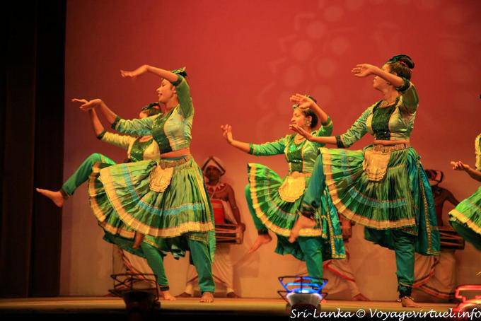 Movimientos como bailarines Bharatnatyam, Kandy - Ceilan Sri Lanka
