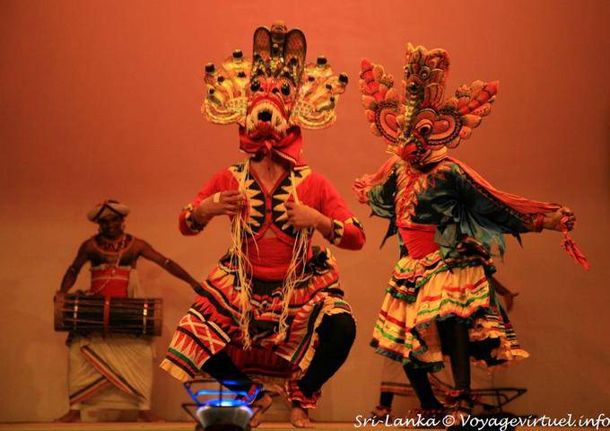 Llanuras danza que utiliza máscaras impresionantes, Kandy - Ceilan Sri Lanka