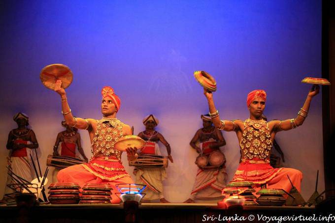 Espectáculo que hace juegos malabares con la percusión orquestal, Kandy - Ceilan Sri Lanka