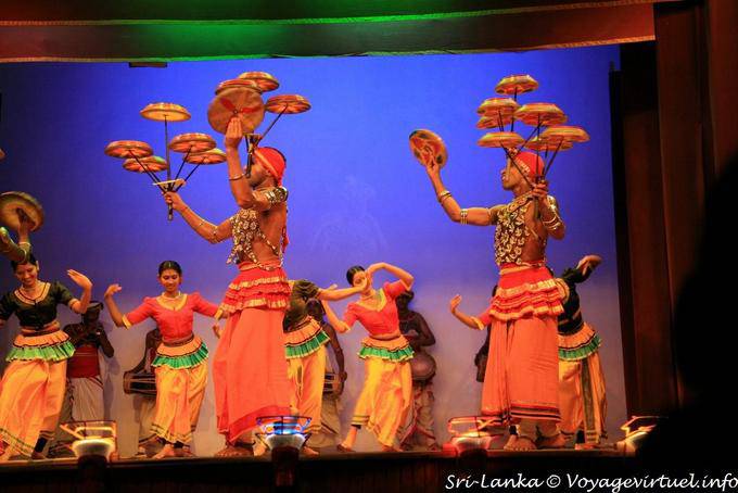 Apoteosis de la danza acompañada de malabares, Kandy - Ceilan Sri Lanka