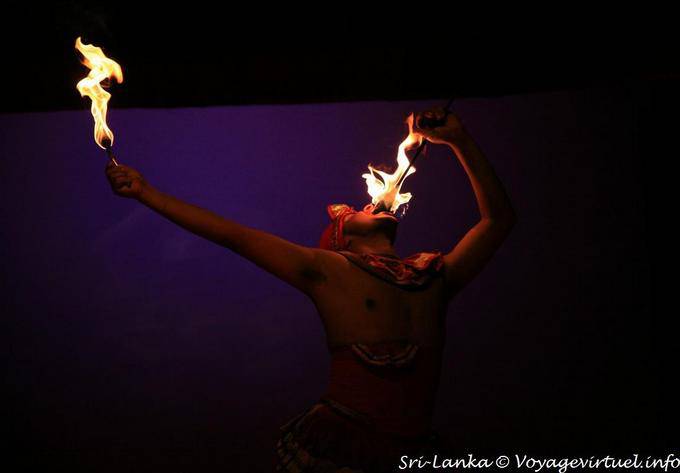 Los swallower y fuego antorchas, Kandy - Ceilan Sri Lanka