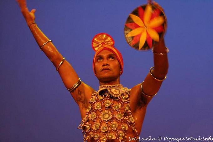 Gestos y bailarín de la alta sierra, Kandy - Ceilan Sri Lanka