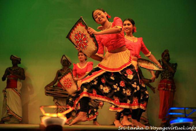 Sonrisa para Goyam käpīma (danza de la cosecha), Kandy - Ceilan Sri Lanka
