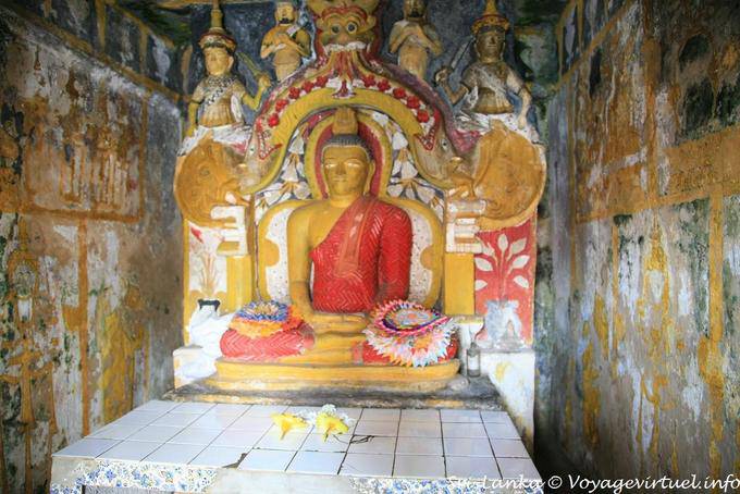 Estatua de Buda sentado en Gadaladeniya Viharaya, Kandy - Ceilan Sri Lanka