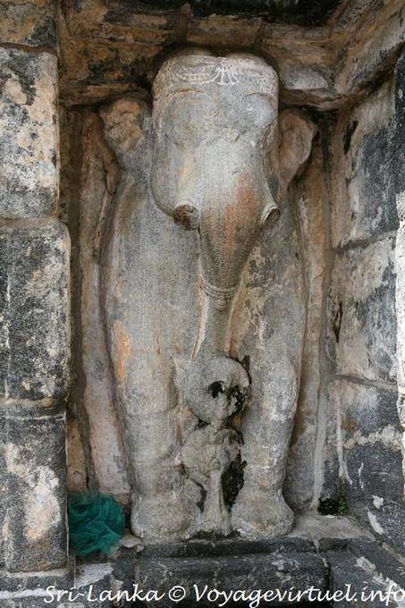 Piedra Elefante en apoyo de la Dagoba, Gadaladeniya templo, Kandy - Ceilan Sri Lanka