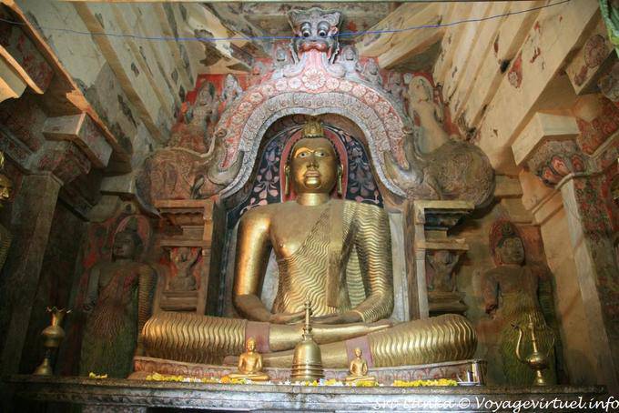 Buda en meditación con Makara Thorana, Gadaladeniya templo, Kandy - Ceilan Sri Lanka