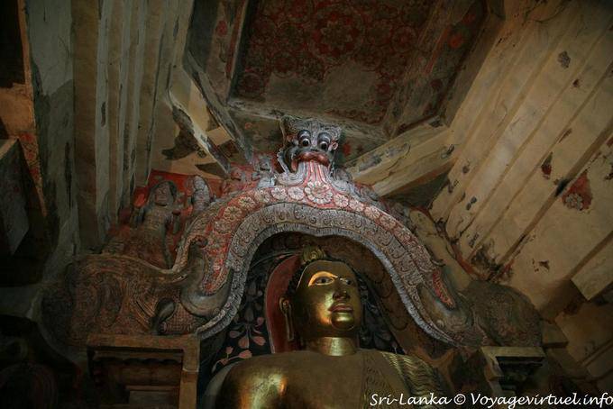 Techo pintado y el arco del dragón, Buda sentado Templo Gadaladeniya - Ceilan Sri Lanka