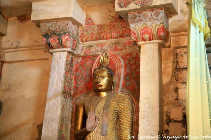 Buddha permanente perdonar en el fondo pintado, Gadaladeniya templo, Kandy - Ceilan Sri Lanka