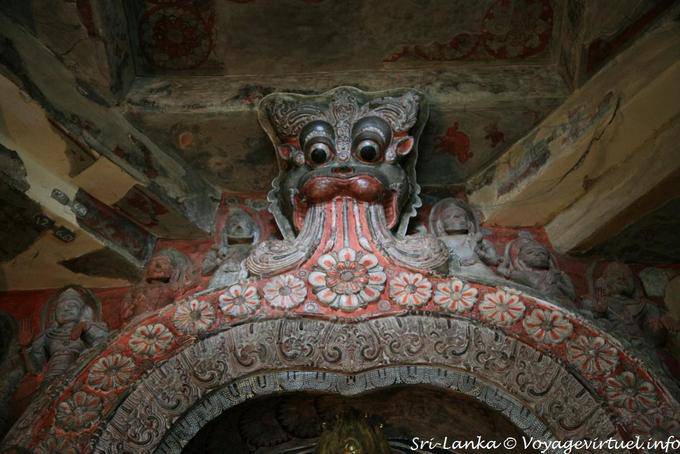 Cerrar arco dragón o Makara Thorana, Sri Gadaladeniya, Kandy - Ceilan Sri Lanka