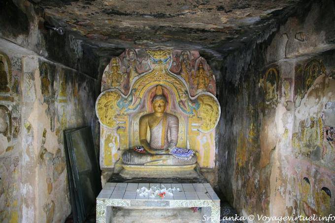 Buda sentado en el anexo capilla Gadaladeniya Templo, Pilimathalawa, Kandy - Ceilan Sri Lanka