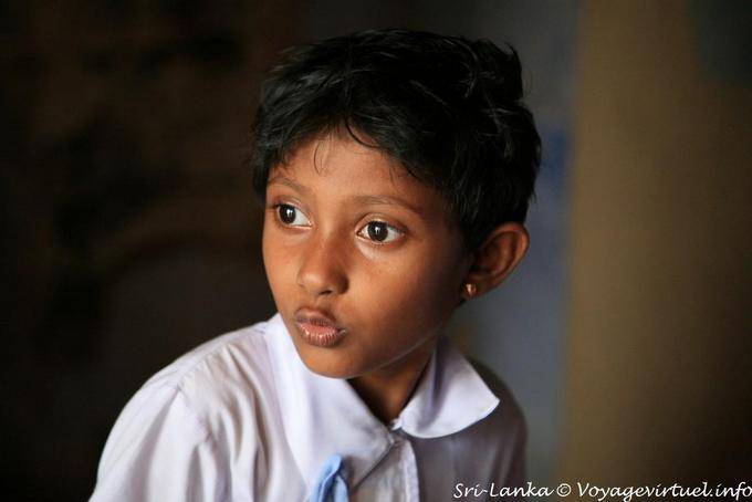 Retrato de joven colegiala sorprendió en el templo, Gadaladeniya, Kandy - Ceilan Sri Lanka