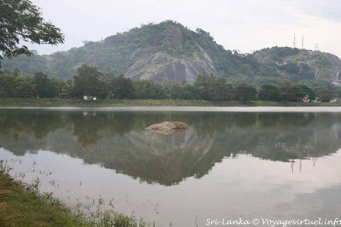Como reflejo de la roca del elefante en el lago Kurunegala - Ceilan Sri Lanka