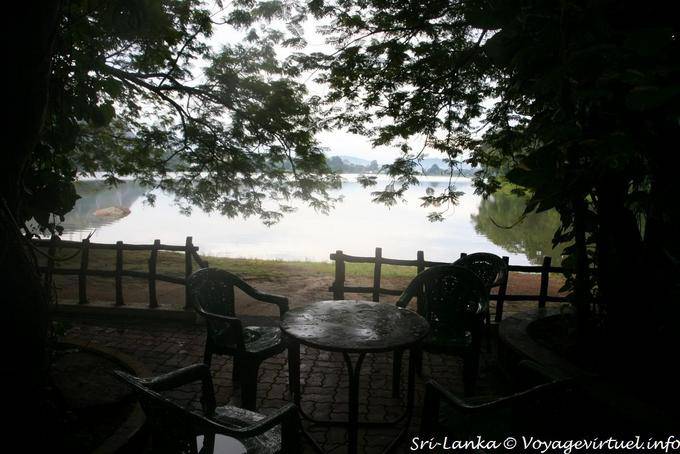 Desayuno en las orillas del lago de Kurunegala, North Western Province - Ceilan Sri Lanka