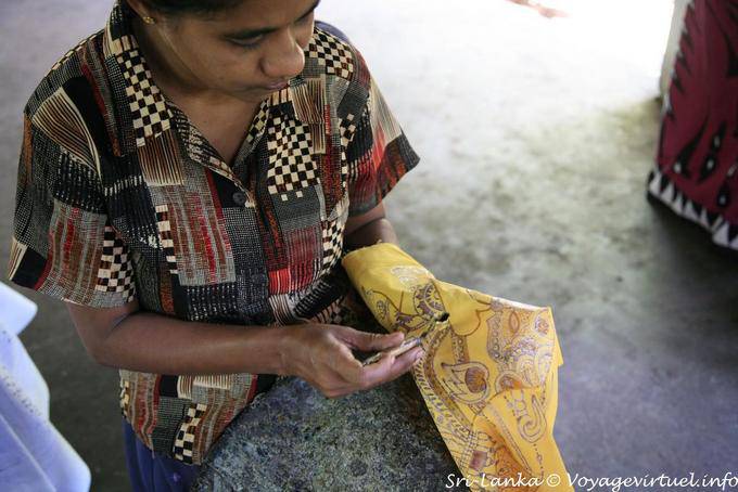 Protección contra las manchas del tejido mediante la aplicación de cera caliente, Matale - Ceilan Sri Lanka