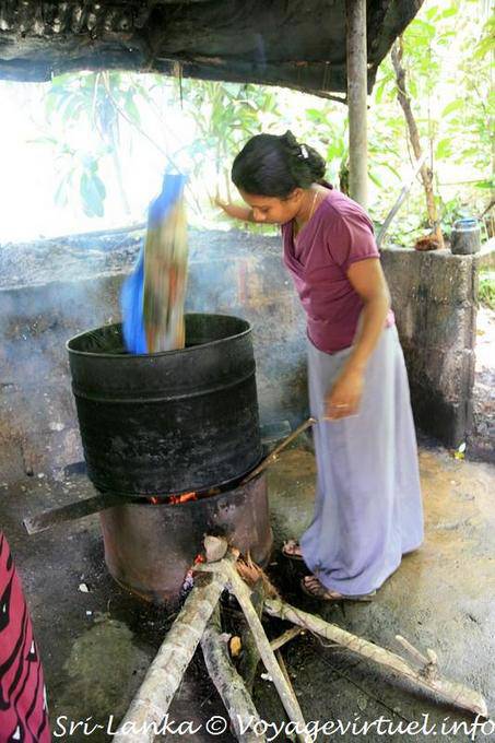 Remojar en agua hirviendo para eliminar la cera, lo que hace el batik, Matale - Ceilan Sri Lanka