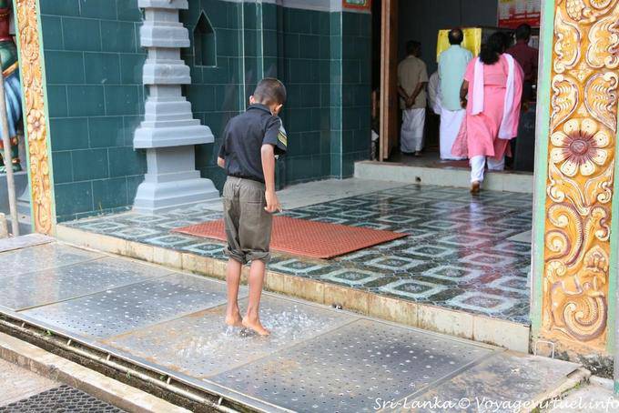 Pies automáticas Lavadora a una de las entradas del templo, Matale - Ceilan Sri Lanka