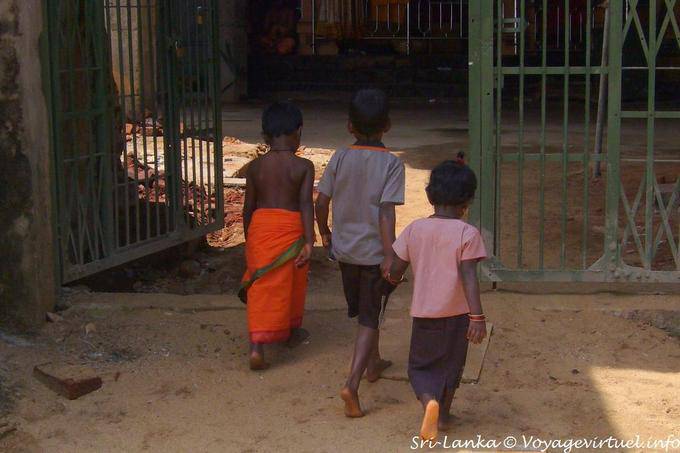 Trío de niños descalzos, Matale - Ceilan Sri Lanka
