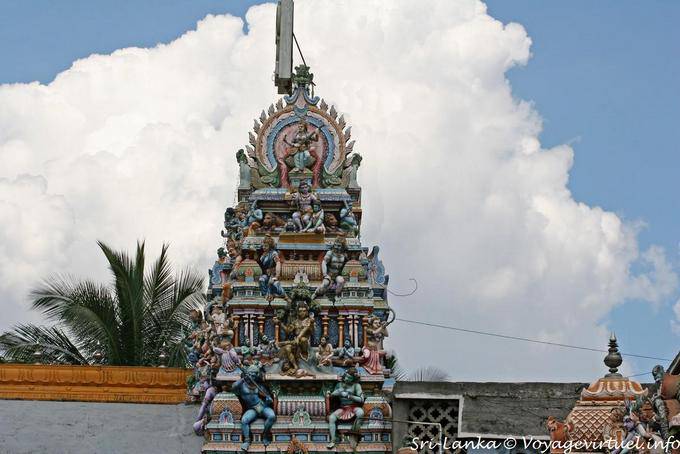 Dioses coronadas torre Gopuram, Sri Muthumariamman Temple, Matale - Ceilan Sri Lanka