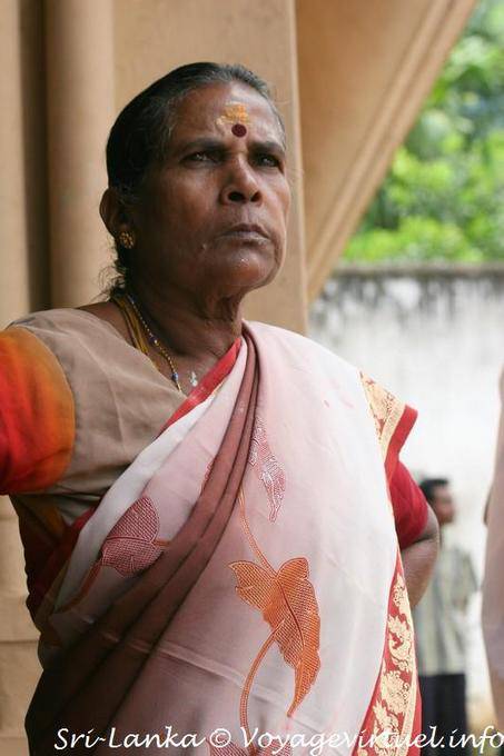 Kum-Kum Pottu en rojo en la parte delantera, el templo hindú Matale - Ceilan Sri Lanka