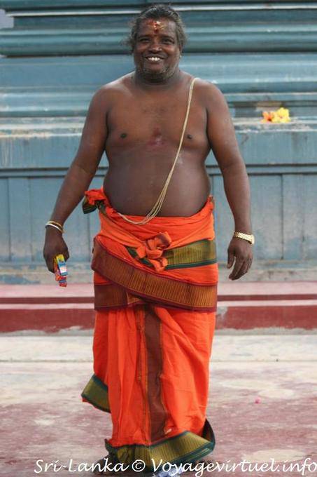 Monk en su explotación de origen tamil, templo hindú Matale - Ceilan Sri Lanka