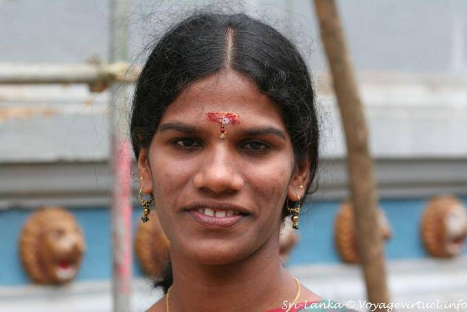 Mujer joven con bindi adornado con una joya, el templo hindú Matale - Ceilan Sri Lanka