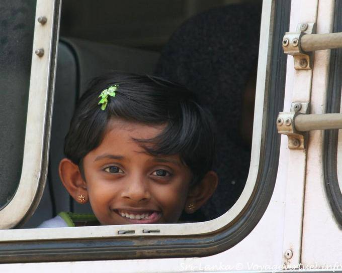 Gamine la ventana del autobús, Matale - Ceilan Sri Lanka