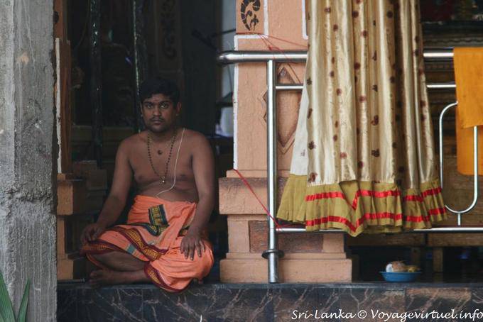 Monk meditativa esperando templo hindú Matale - Ceilan Sri Lanka