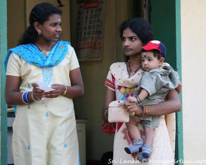 Las mujeres jóvenes kurta probablemente original de Tamil Nadu, Matale - Ceilan Sri Lanka