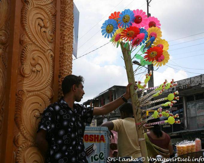 Flores de plástico vendedor ambulante en la entrada del templo, Matale - Ceilan Sri Lanka