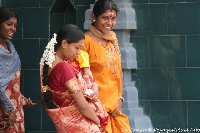 Mujeres en la salida de la oración en el templo tamil, Matale - Ceilan Sri Lanka