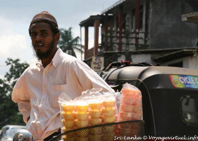La heladería en el templo hindú, Matale - Ceilan Sri Lanka