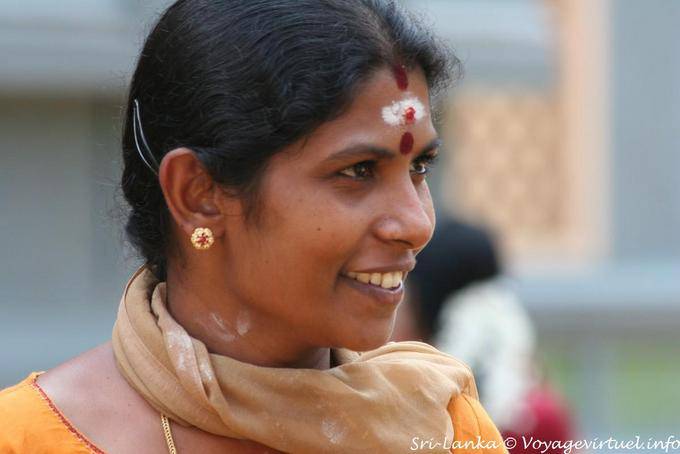 Bindi y tercero ojo en la frente, Sri Muthumariamman Thevasthanam, Matale - Ceilan Sri Lanka